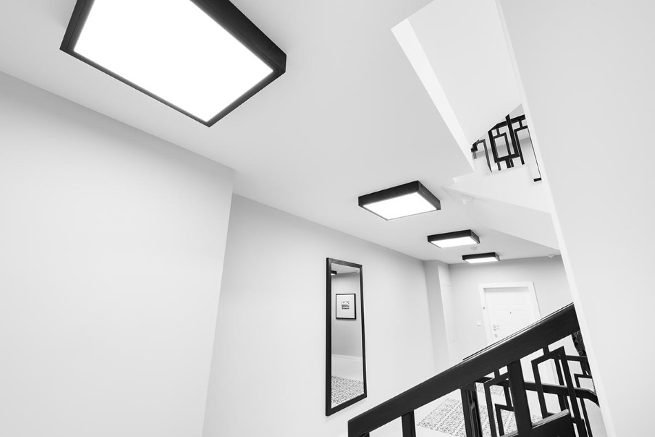 Oprawy LED DRACO HSK LEDY w wykonaniu specjalnym - czarny dąb są ważnym elementem wystroju klatek schodowych w apartamentowcu Harmonica House